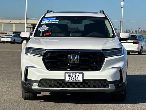 Certified 2025 Honda Pilot Touring image 9