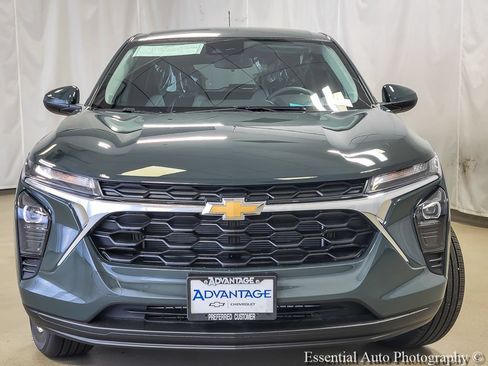 New 2026 Chevrolet Trax LS w/ LS Convenience Package FWD image 4