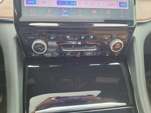 Used 2025 Jeep Grand Cherokee Summit AWD/4WD image 32