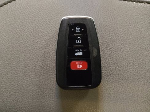 Used 2020 Toyota Camry XLE image 32