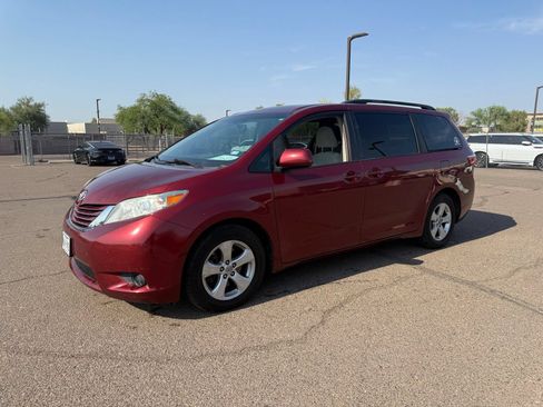 Used 2017 Toyota Sienna LE FWD image 1