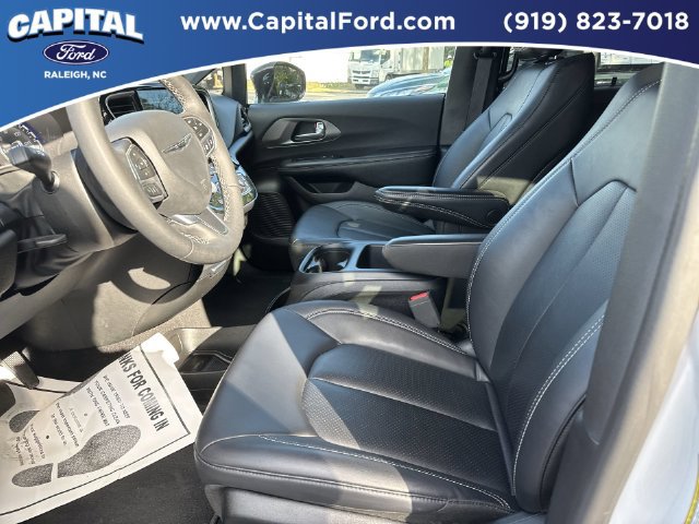 Used 2025 Chrysler Pacifica Select FWD image 19