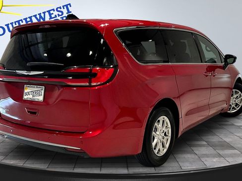 Used 2025 Chrysler Pacifica Select FWD image 7