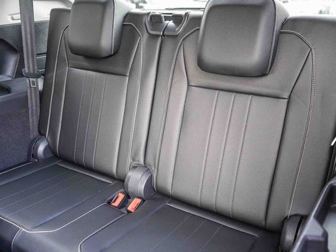 Used 2022 Volkswagen Tiguan SE w/ Panoramic Sunroof Package image 19