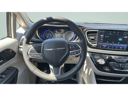 Used 2023 Chrysler Pacifica Limited FWD image 13