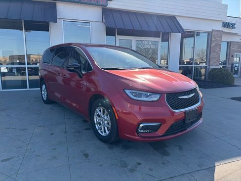 Used 2025 Chrysler Pacifica Select image 3