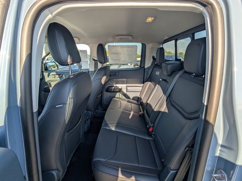 New 2025 Ford Maverick Lariat w/ Black Appearance Package image 10