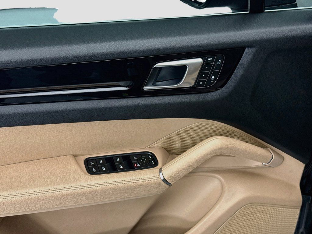 Certified 2023 Porsche Cayenne AWD/4WD image 23
