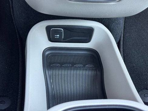 Certified 2024 Chrysler Pacifica Touring-L FWD image 38