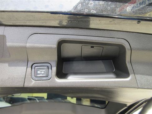 Used 2022 GMC Acadia SLE w/ Driver Convenience Package image 7