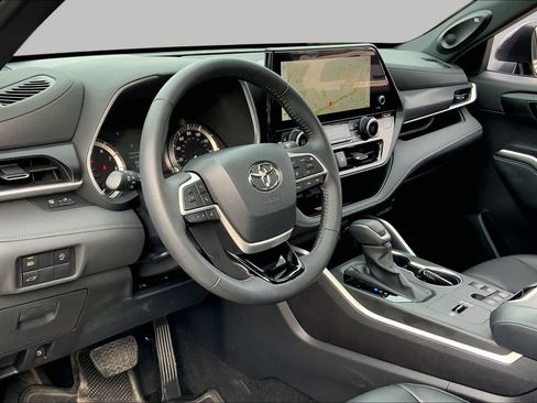 Used 2024 Toyota Highlander XSE FWD image 18