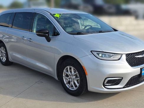 Certified 2024 Chrysler Pacifica Touring-L FWD image 8