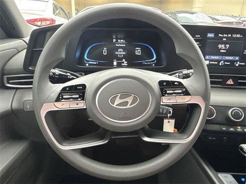 Certified 2025 Hyundai Elantra SE image 14