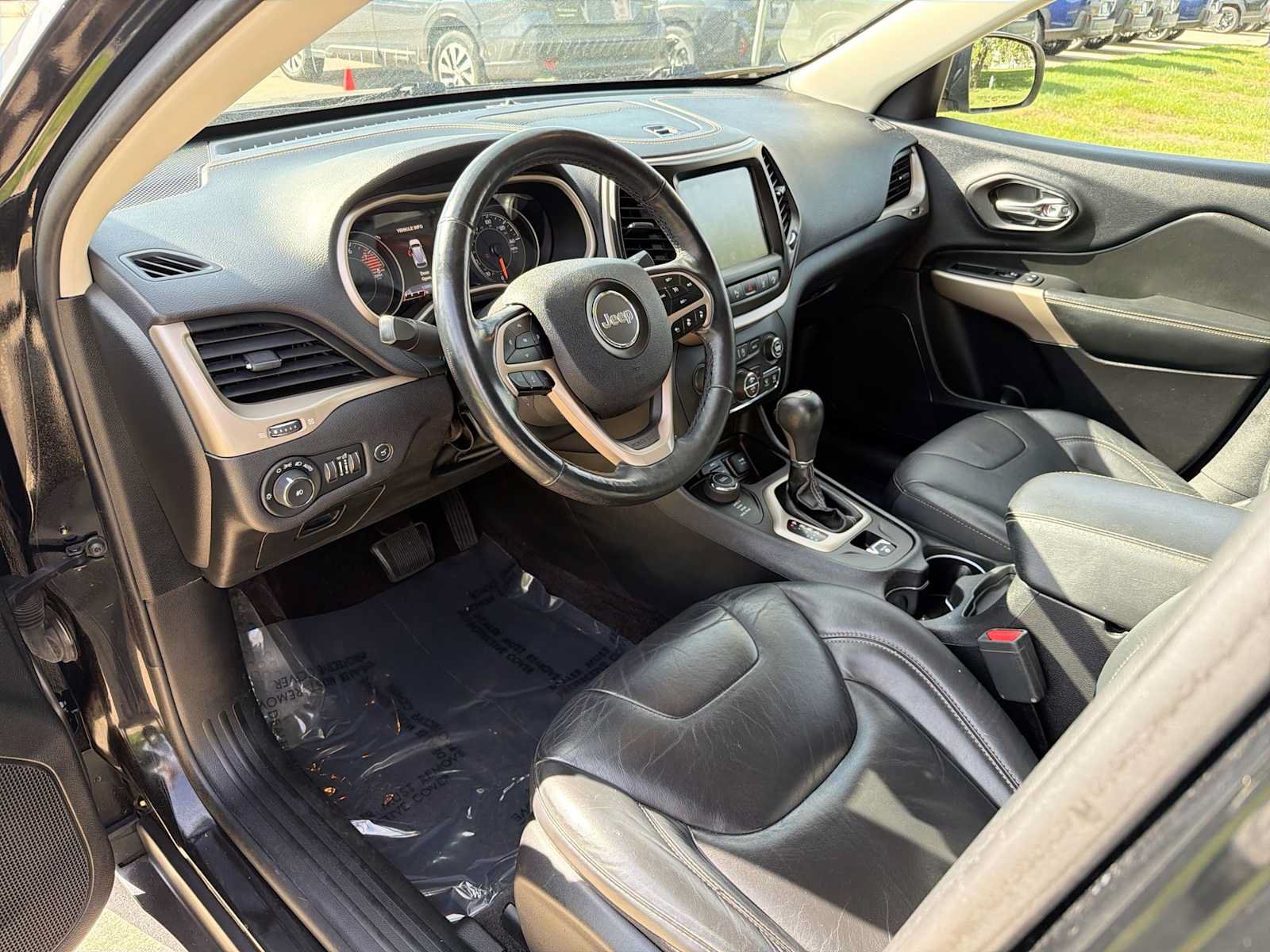 Used 2018 Jeep Cherokee Limited w/ Technology Group AWD/4WD image 2