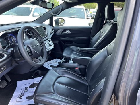 Used 2023 Chrysler Pacifica Touring-L w/ S Appearance Package AWD/4WD image 8
