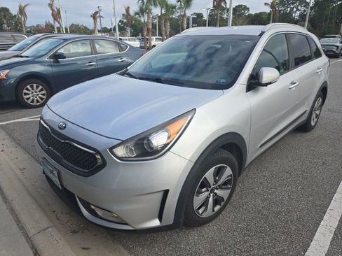 Used 2019 Kia Niro EX image 2