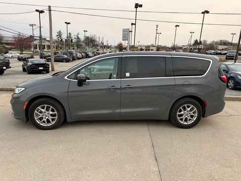 Used 2023 Chrysler Pacifica Touring-L image 9