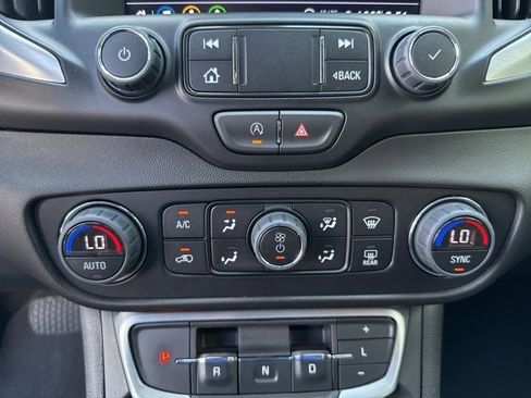 Used 2024 GMC Terrain SLT image 19