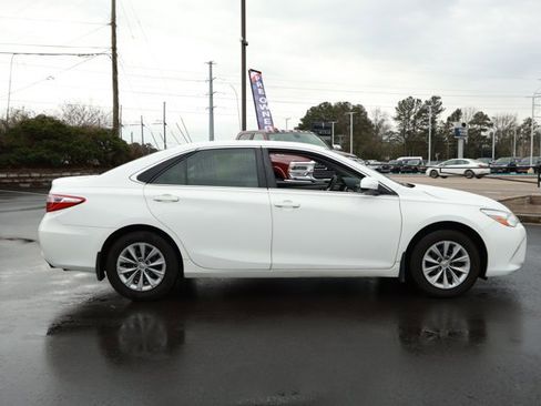 Used 2017 Toyota Camry LE image 4