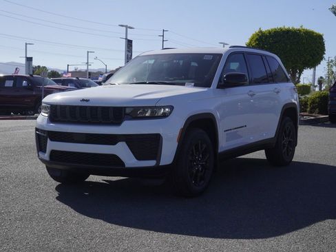 New 2026 Jeep Grand Cherokee Altitude image 8