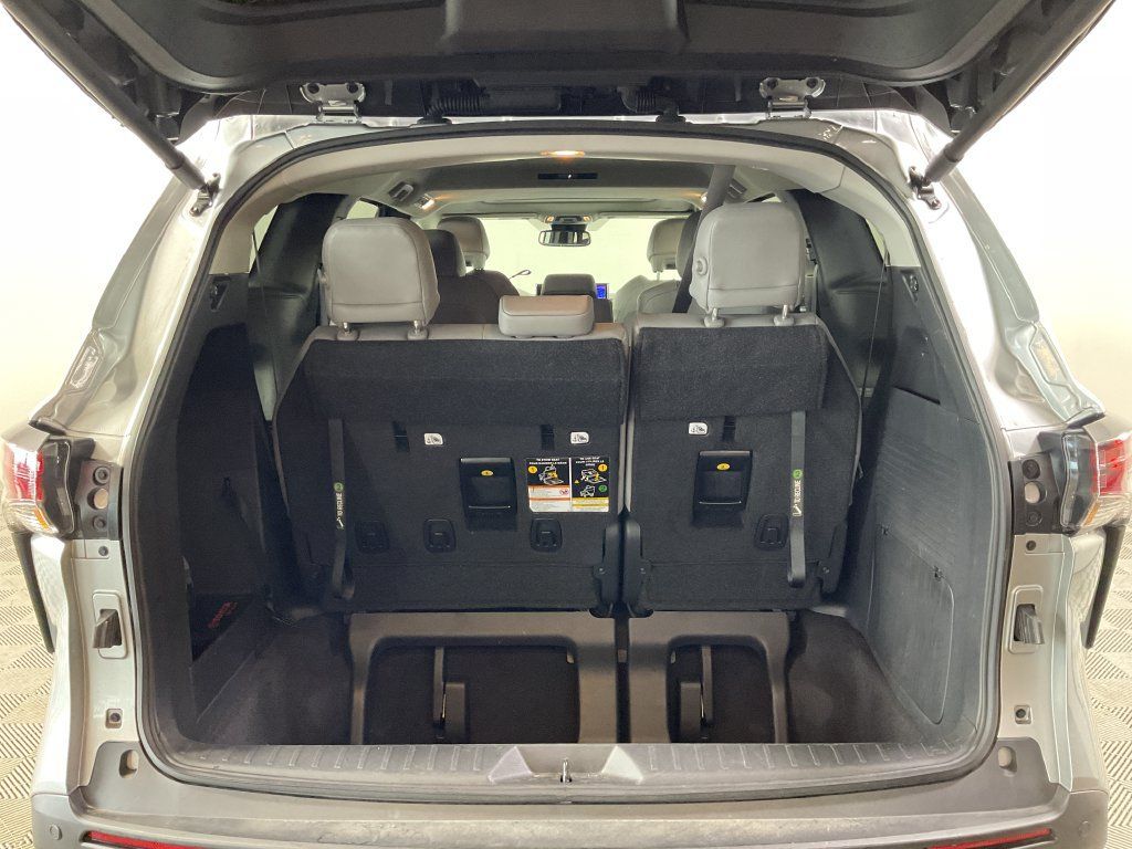 Used 2025 Toyota Sienna XLE FWD image 21