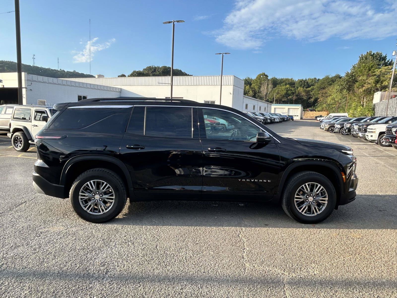 Used 2026 Chevrolet Traverse LT FWD image 8