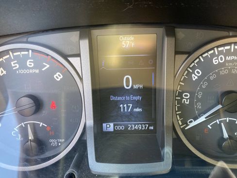 Used 2017 Toyota Tacoma TRD Off-Road image 13