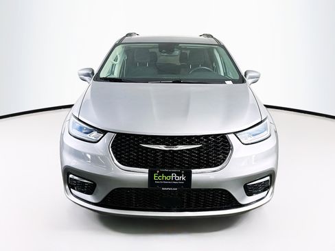 Used 2021 Chrysler Pacifica Touring image 2