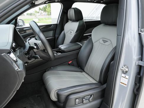 Used 2023 Bentley Bentayga Extended Wheelbase AWD/4WD image 17
