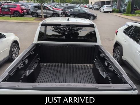 Used 2025 Toyota Tacoma SR5 AWD/4WD image 15