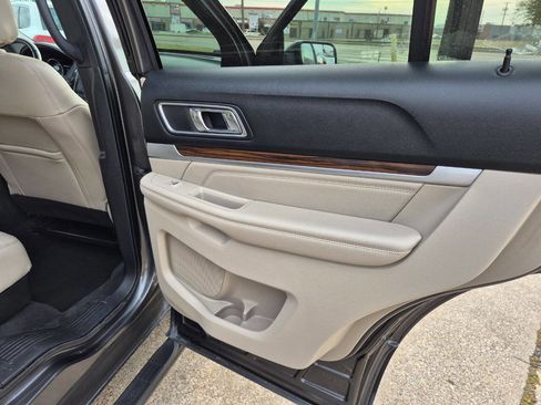 Used 2018 Ford Explorer Limited image 18