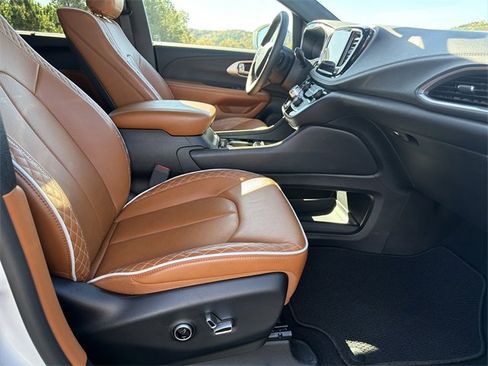 Used 2024 Chrysler Pacifica Pinnacle image 12