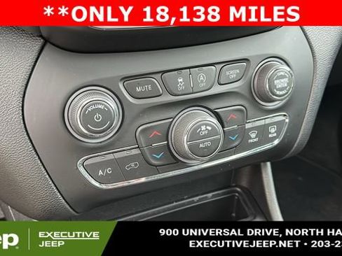 Used 2021 Jeep Cherokee Limited image 17