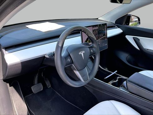 Used 2021 Tesla Model Y Long Range AWD/4WD image 17