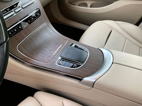 Used 2020 Mercedes-Benz GLC 300 4MATIC image 17