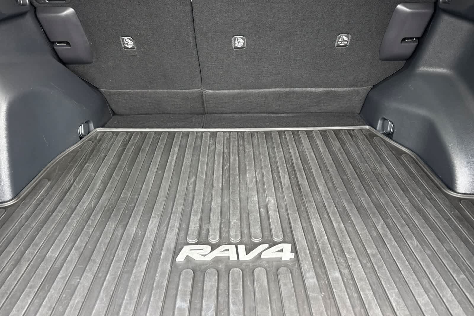 Used 2019 Toyota RAV4 XLE Premium FWD image 16