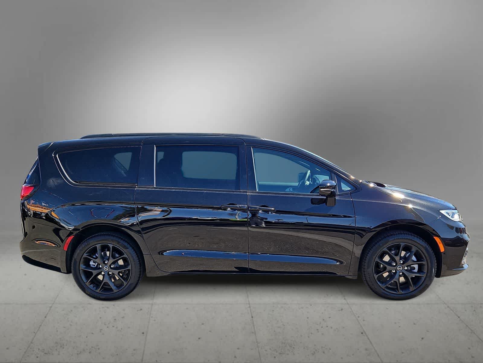 New 2026 Chrysler Pacifica Limited w/ S Appearance Package AWD/4WD image 9