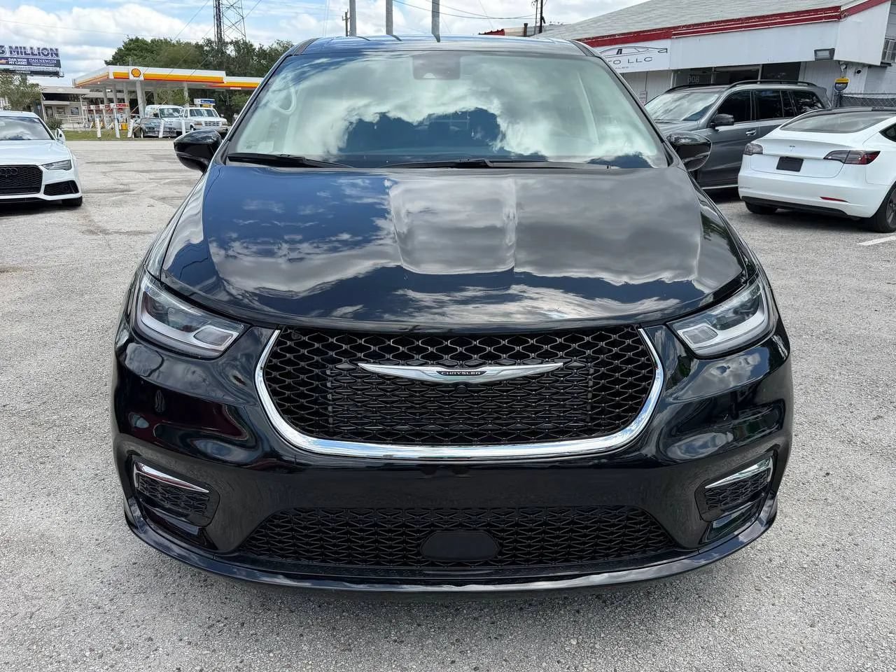 Used 2024 Chrysler Pacifica Limited FWD image 3