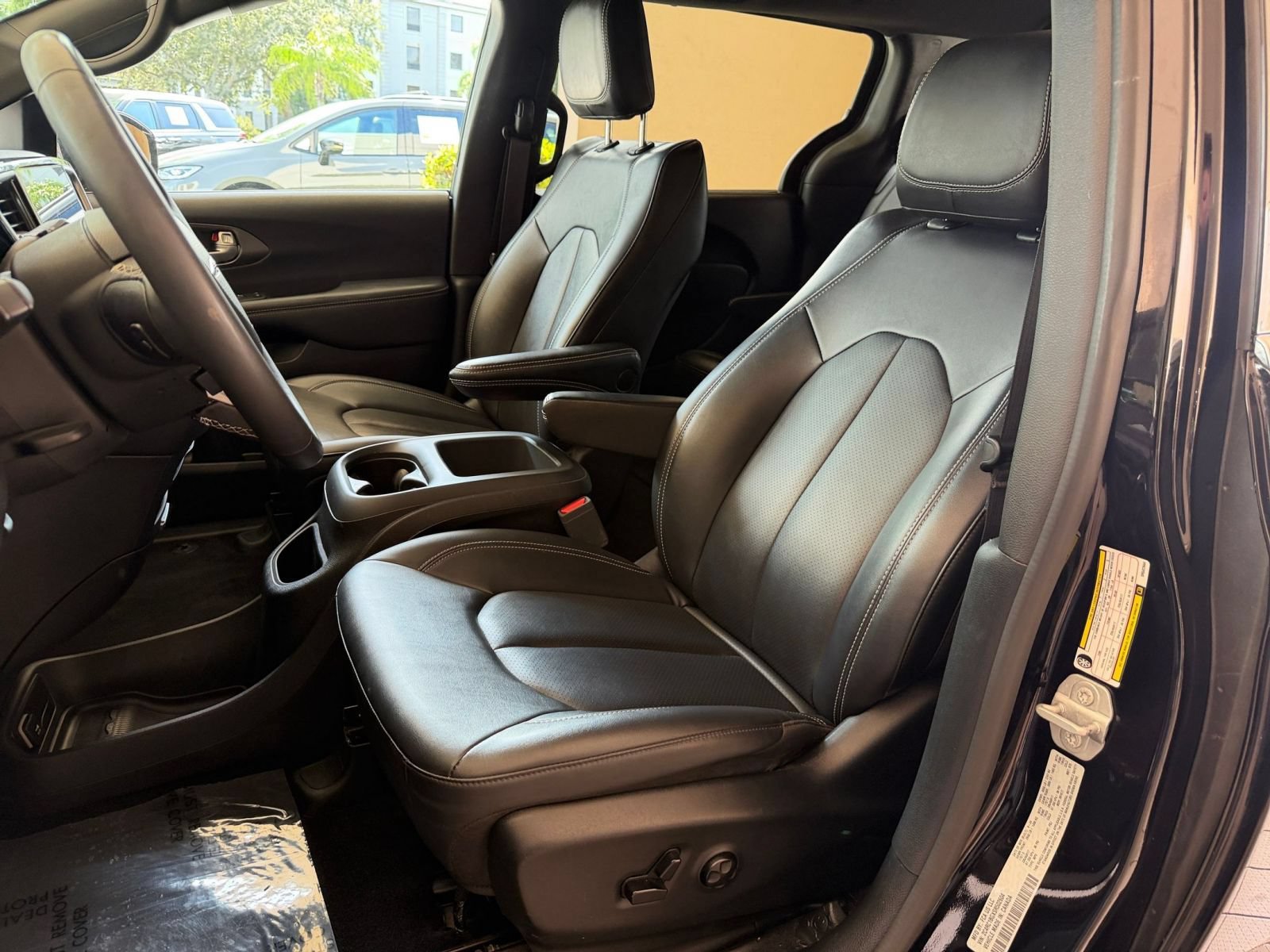 Used 2025 Chrysler Pacifica Select FWD image 25