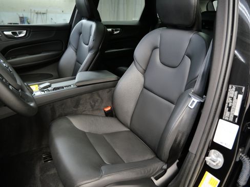 Used 2025 Volvo XC60 B5 Core AWD/4WD image 3