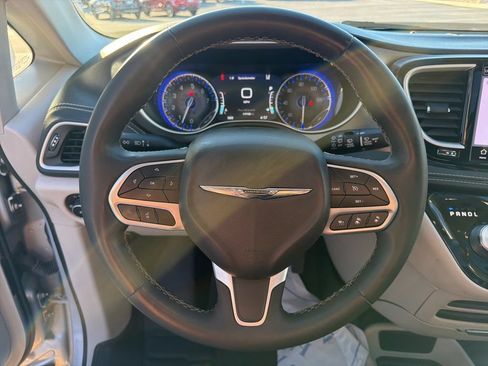 Used 2022 Chrysler Pacifica Touring-L AWD/4WD image 12