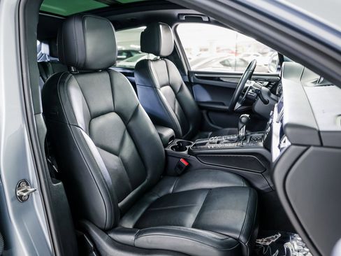 Certified 2021 Porsche Macan image 30