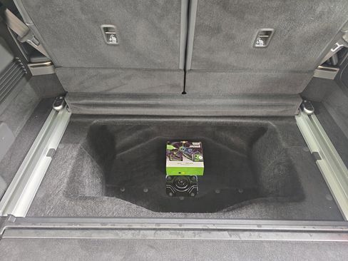 Used 2025 Rivian R1S Premium image 34