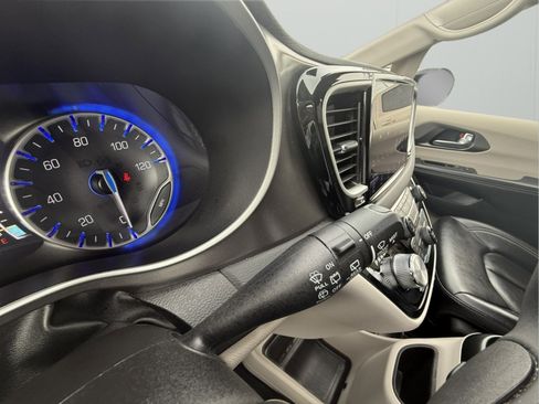 Used 2024 Chrysler Pacifica Touring-L image 24