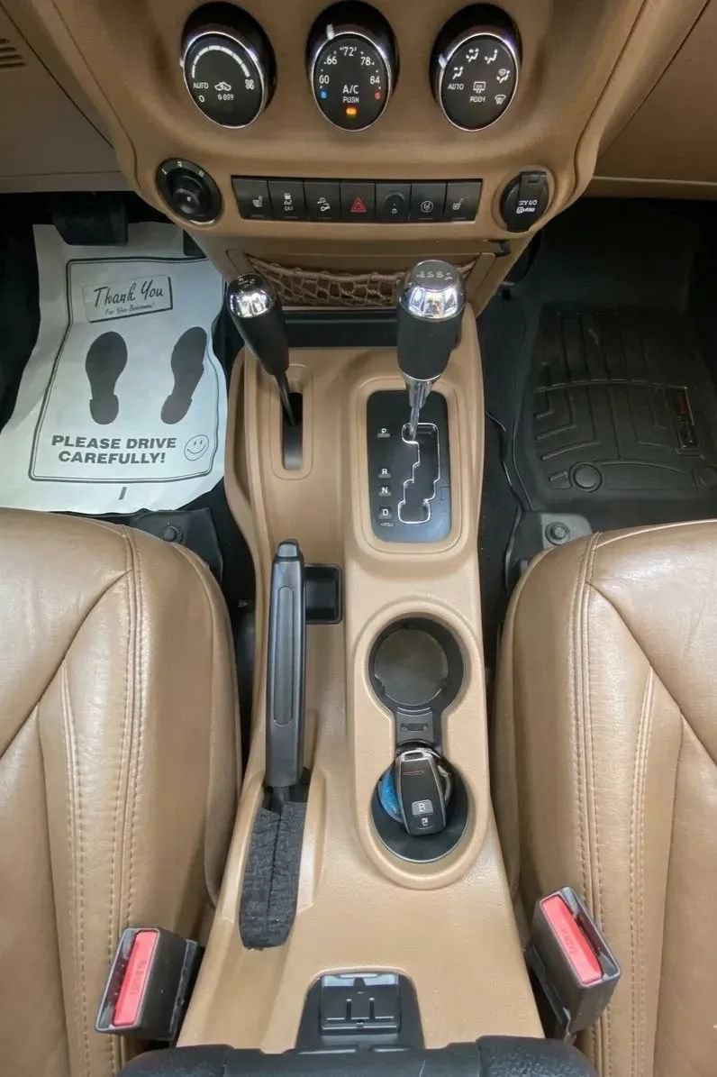 Used 2014 Jeep Wrangler Unlimited Sahara w/ Connectivity Group AWD/4WD image 11