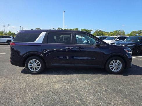 Used 2024 Kia Carnival LX FWD image 3