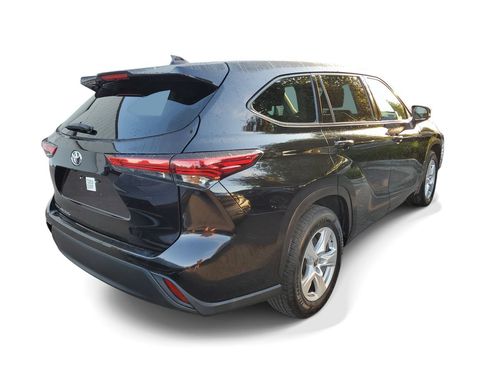 Used 2021 Toyota Highlander L FWD image 4
