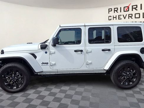 Used 2025 Jeep Wrangler Unlimited Sahara w/ Safety Group AWD/4WD image 5