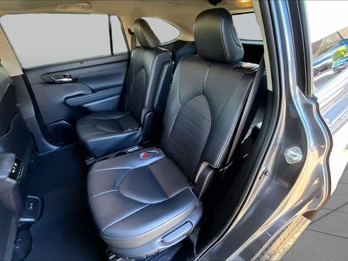 Used 2021 Toyota Highlander XLE AWD/4WD image 21