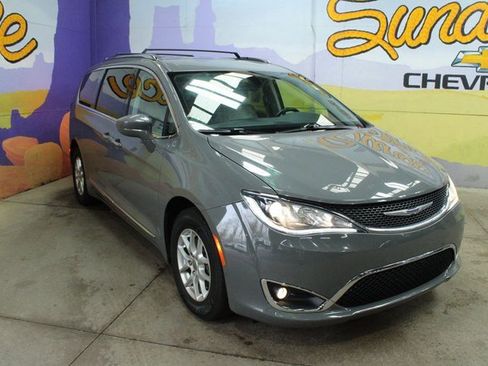 Used 2020 Chrysler Pacifica Touring-L image 3